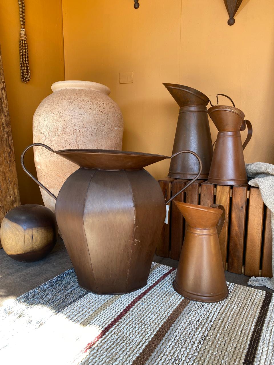 Ânforas e Jarras em Latão