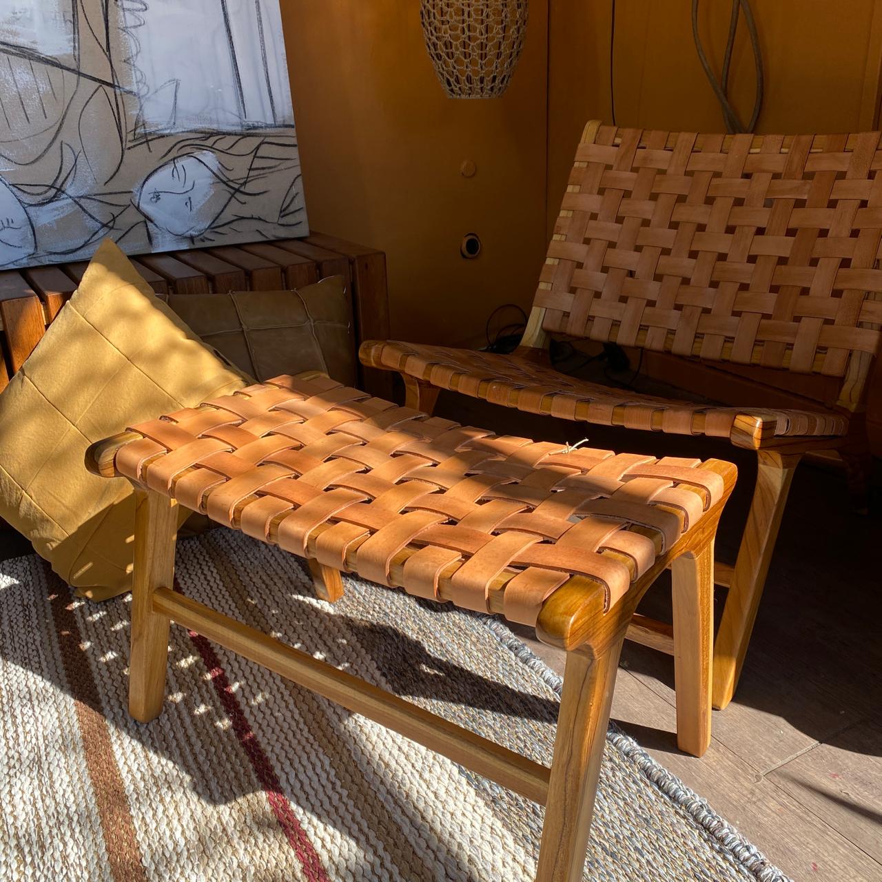 Cadeira e Peseira em Couro