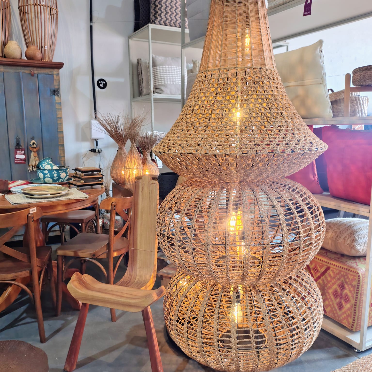 Luminária Pendente de ferro e fibra natural